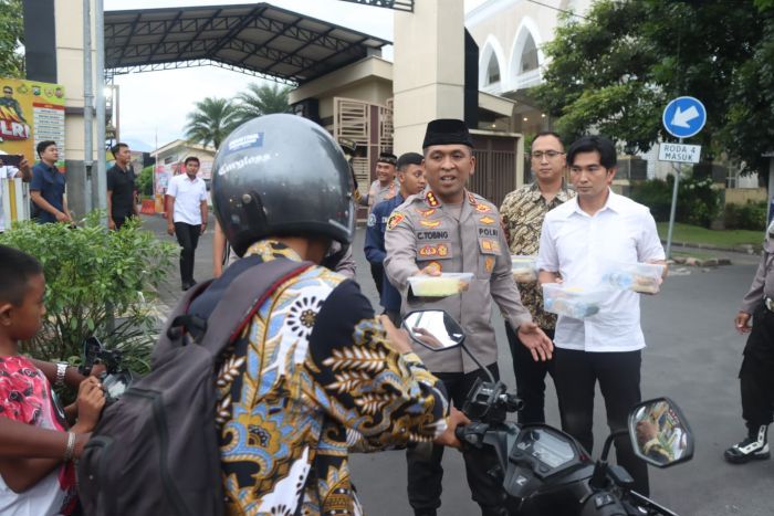 Kapolresta Bagikan Takjil pada Pengendara yang Melintas di Depan Mapolresta Sidoarjo