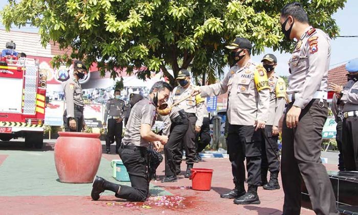 Sebanyak 48 Bintara dan 2 Perwira Naik Pangkat, Polres Ngawi Gelar Prosesi Siraman