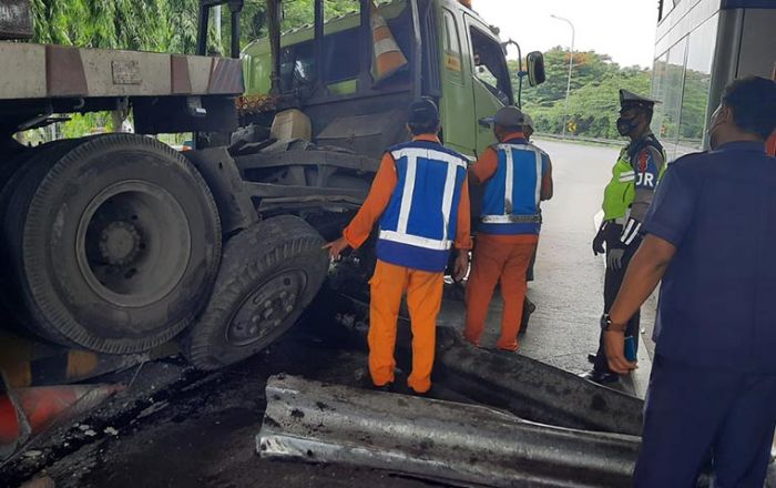 Kecelakaan Tunggal di Exit Tol Waru, Truk Kontainer Tabrak Guardrail Usai Patah Tierod