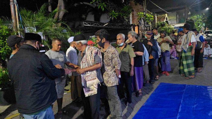 Antre Sedekah Kiai Asep, Ratusan Orang Datang Sejak Pukul 3 Malam di Siwalankerto Surabaya