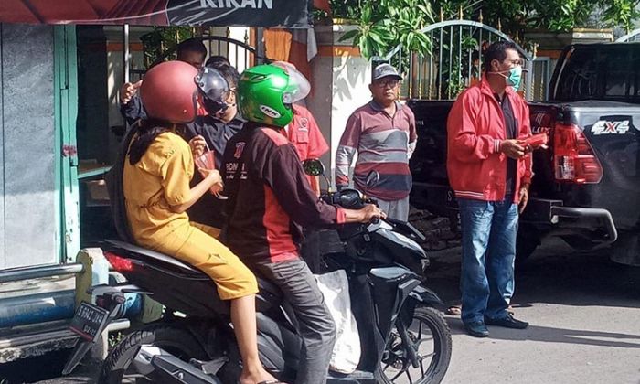 Perangi Covid-19, Suhandoyo Berbagi Ribuan Masker