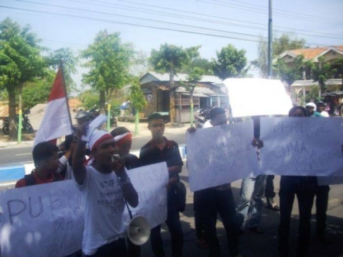 Mahasiswa Sampang Demo Aspal Mengelupas