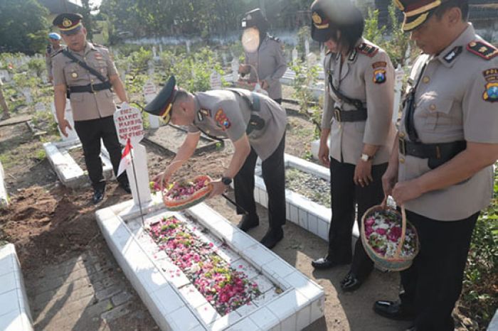 Sambut Hari Bhayangkara, Polres Kediri Kota Gelar Ziarah dan Tabur Bunga di Taman Makam Pahlawan