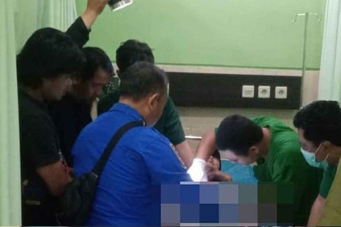 Butuh Waktu 1 Jam untuk Lepas Cincin Paralon dari Kelamin Kakek 65 Tahun Butuh Waktu 1 Jam untuk Lepas Cincin Paralon dari Kelamin Kakek 65 Tahun