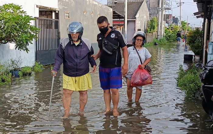 Banjir di Perum Kwadungan Permai Kediri Sampai Setinggi Pinggang, Ratusan Warga Mengungsi