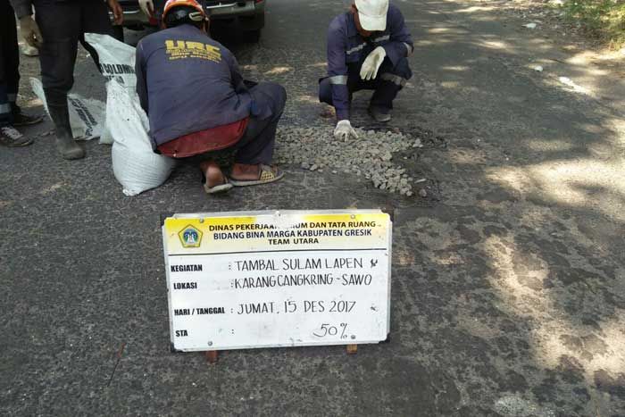 DPU TR Gresik Akhirnya Perbaiki Kerusakan di Jalan Sawo