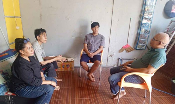 Ibu 5 Anak Terlantar di Kembangan Gresik Temui Anaknya, Pengakuannya Bikin Sedih Ibu 5 Anak Terlantar di Kembangan Gresik Temui Anaknya, Pengakuannya Bikin Sedih