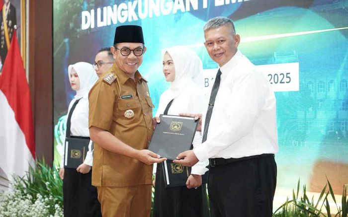 Wali Kota Batu Serahkan SK CPNS dan PPPK Periode I Formasi 2024 Wali Kota Batu Serahkan SK CPNS dan PPPK Periode I Formasi 2024
