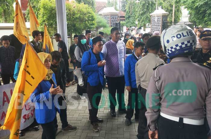 Peringati Hari Pendidikan Nasional, Mahasiswa di Trenggalek Demo Pendopo dan DPRD, Ini Tuntutannya