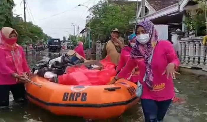 Kades Gredek dan Warga Bantu Korban Banjir Luapan Kali Lamong