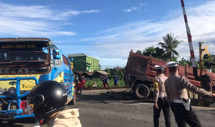 Penjaga Palang Pintu Tertidur, KA Kertanegara Sambar Truk Gandeng di Kota Blitar