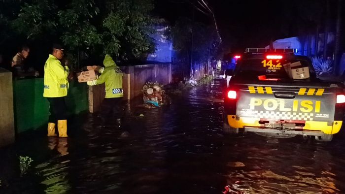 Gerak Cepat Petugas Tangani Banjir di Dringu Probolinggo