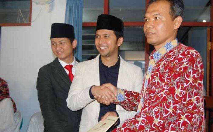 Suami Arumi Bachsin dan Arifin Daftar ke KPU Trenggalek