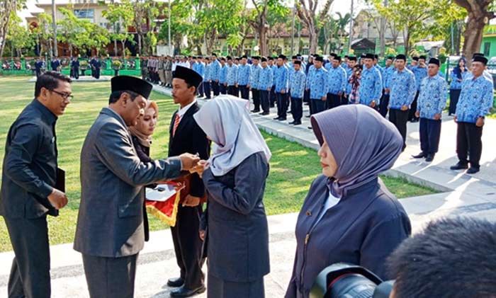 Momen Hardiknas Pj Bupati Sampang Serahkan Satya Lencana Karya Kepada 33 Guru Bangsaonline