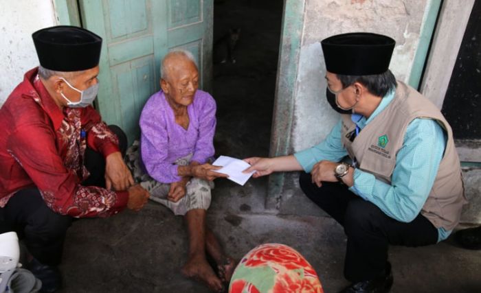 Sambangi Warga Sebatang Kara, Wabup Sidoarjo Berikan Santunan Uang Tunai dan Sembako