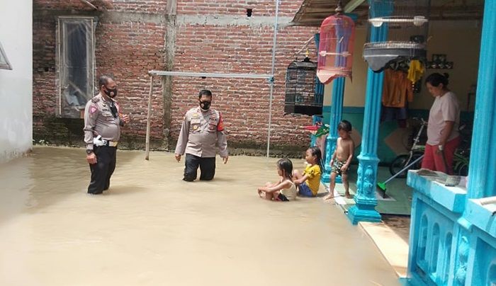​Kapolsek Krian Sidoarjo Kunjungi Rumah Warga Terdampak Banjir di Barengkrajan