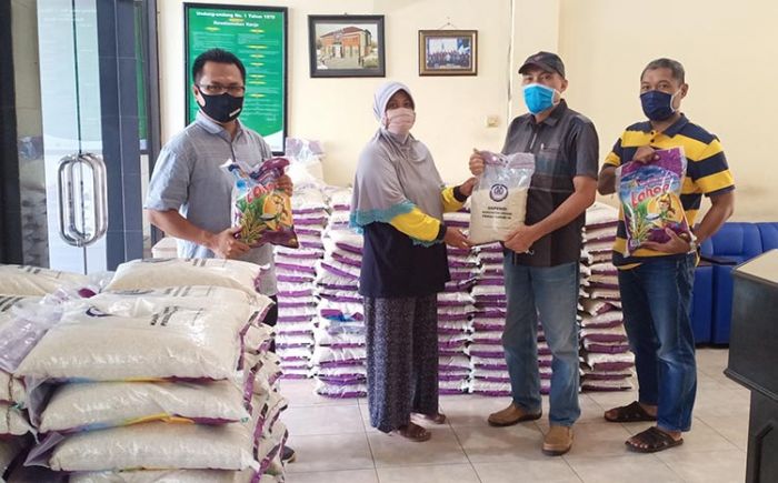 Gapensi Gresik Bagi 2,5 Ton Beras kepada Warga Terdampak Covid-19