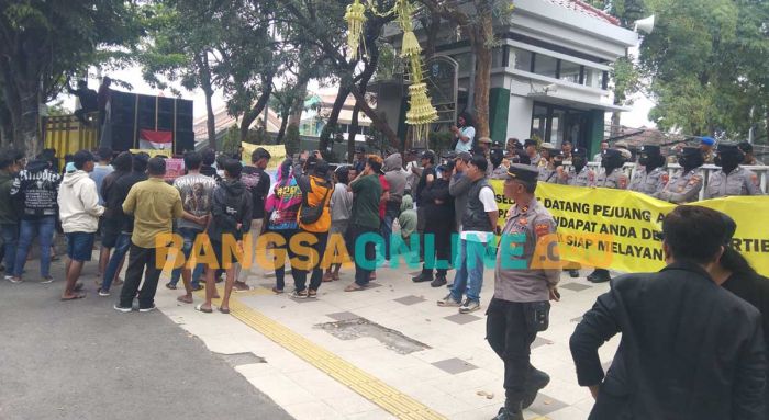 Demo di Kantor Pemkab Probolinggo, Kiai dan Pemuda Serukan Dukungan