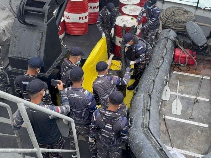 Operasi SAR Koarmada II Temukan Jasad di Selat Bali, Diduga Korban KMP Tunu Pratama Operasi SAR Koarmada II Temukan Jasad di Selat Bali, Diduga Korban KMP Tunu Pratama