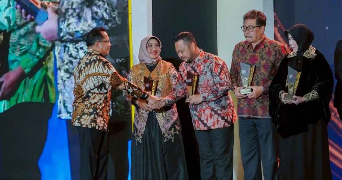 Bupati Gresik Sabet 2 Penghargaan Nasional