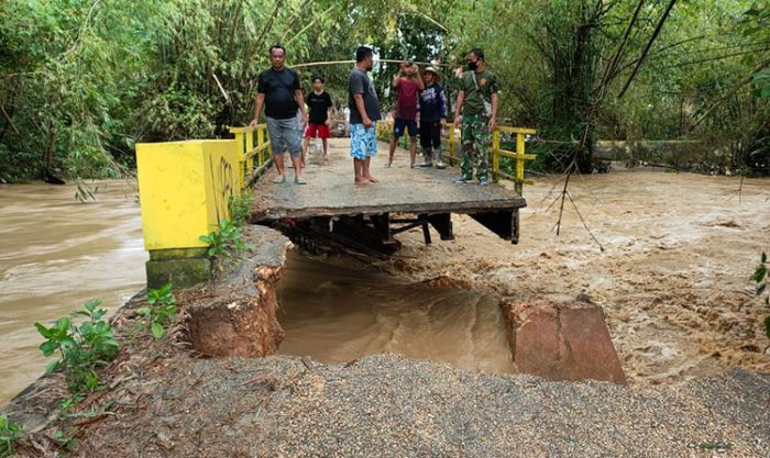 Tergerus Arus Sungai Klowang, Jembatan Penghubung Dua Desa di Pamekasan Putus