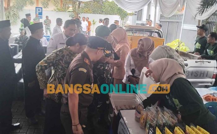 Tebus Sembako Murah, Kejari Magetan Bagikan Ribuan Kupon ke Masyarakat