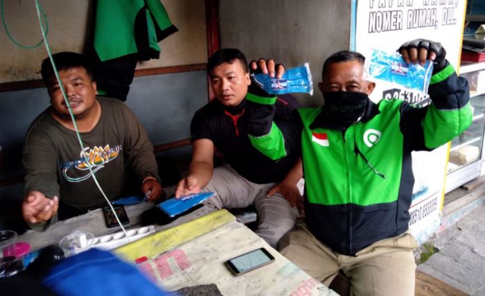 Masker Langka dan Mahal, Sore Ini para Ojol dan Pedagang di Jember Dapat Gratisan