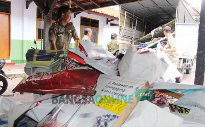 Satpol Tulungagung Panen Reklame Liar