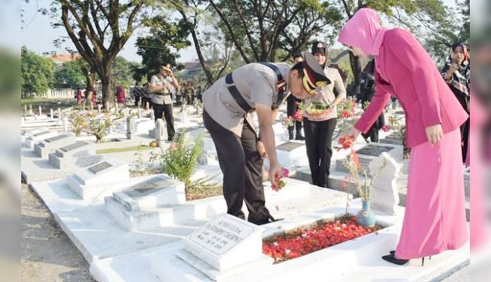 Hormati Jasa Pahlawan, Polresta Sidoarjo Gelar Tabur Bunga di TMP