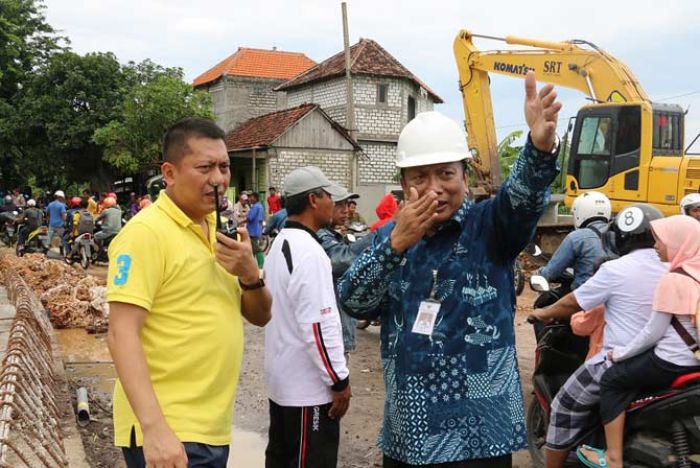 Urai Kemacetan di Sembayat Akibat Terendam Banjir, Bupati Gresik Turun Langsung