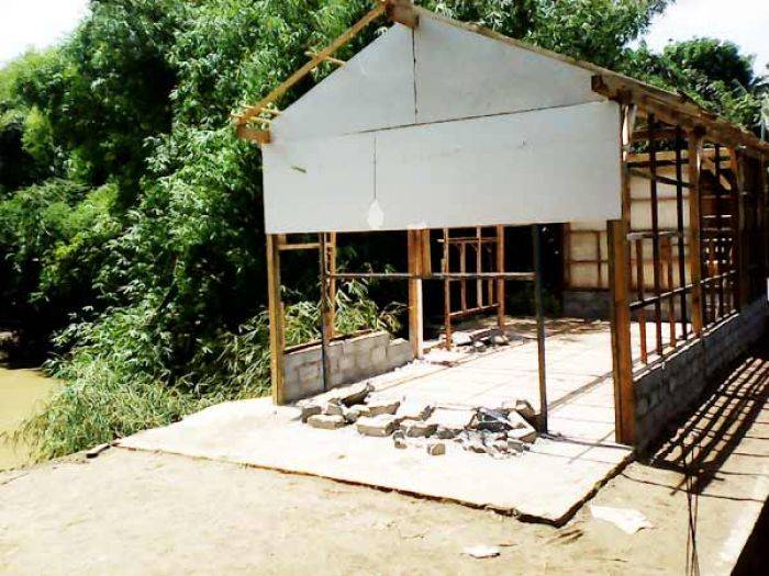 Baru Buka Dua Bulan di Stren Kali, Isi Perabot Warung Makan Hanyut karena Banjir