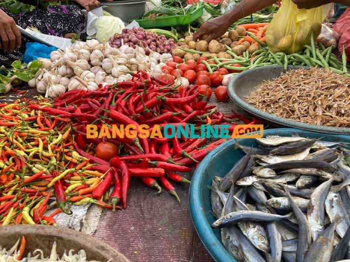 Harga Sembako Surabaya Hari Ini 31 Juli 2025: Bawang Putih Rp32.166/kg, Tomat Rp18.500/kg