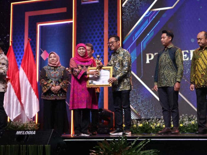 JIIPE SEZ Terima Penghargaan Investment Award Kategori PMDN dari Gubernur Jatim JIIPE SEZ Terima Penghargaan Investment Award Kategori PMDN dari Gubernur Jatim