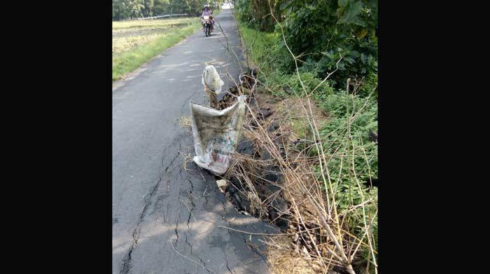 Jalan Poros Kecamatan di Singgahan yang Longsor Tak Kunjung Dibenahi