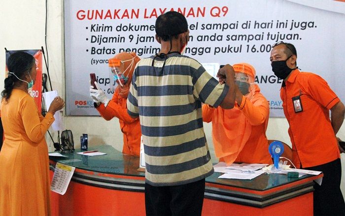 1.707 KPM Kota Kediri Terima Bantuan Sosial Tunai di Kantor Pos