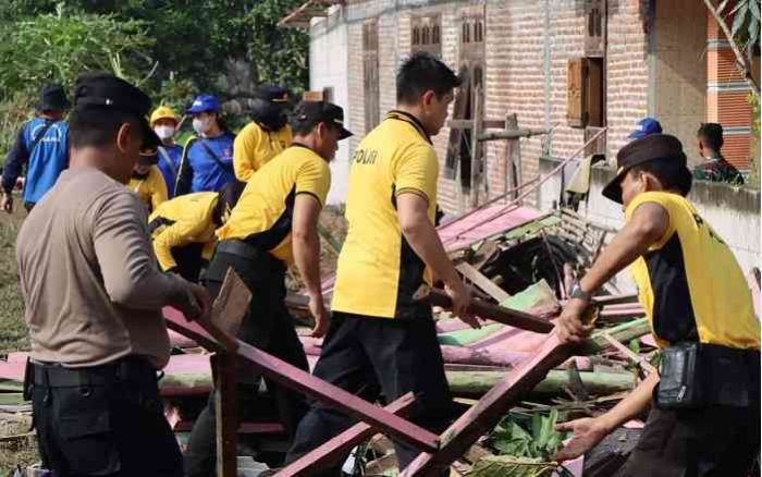 Puting Beliung Terjang Saradan, TNI, Polri, dan Warga Gotong Royong Bantu Korban