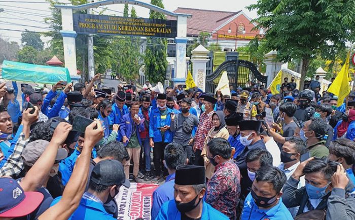​Lantunan Asmaul Husna Polwan Bangkalan Ademkan Aksi Demo Tolak Omnibus Law UU Cipta Kerja