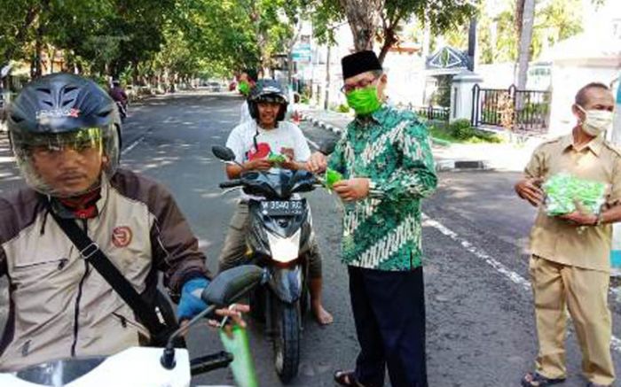 Putus Mata Rantai Penyebaran Covid-19, Kemenag Lamongan Bagikan Masker Gratis