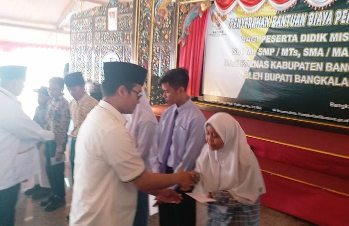 Baznas Bangkalan Salurkan Bantuan Biaya bagi Siswa-siswi Miskin Rp 53,9 Juta