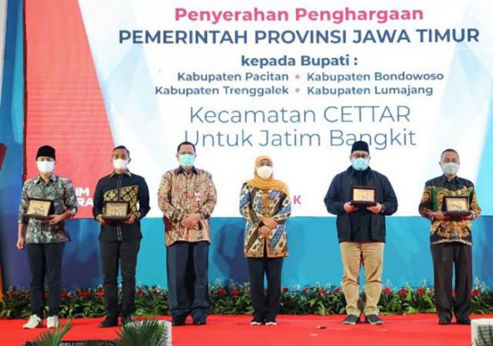 Launching Kecamatan CETTAR, ​Gubernur Khofifah Beri Penghargaan Empat Bupati