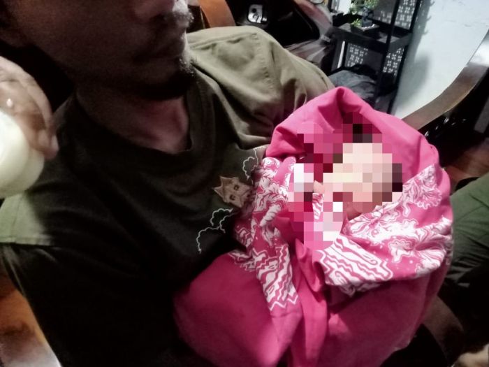 Geger! Warga Pacar Keling VI Surabaya Temukan Bayi Perempuan Dibuang di Atas Atap Rumah