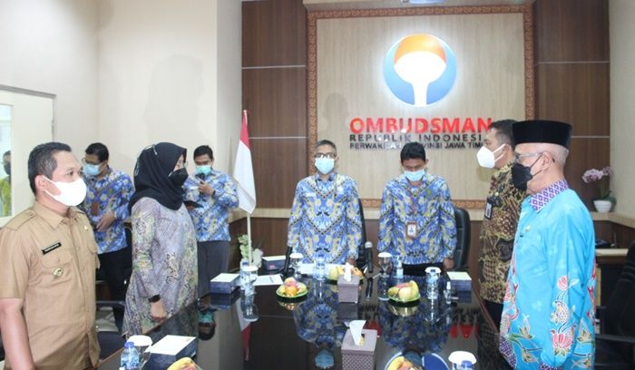 Ombudsman Jatim Serahkan Rapor Pelayanan Publik kepada Delapan Kepala Daerah, Banyuwangi Tertinggi