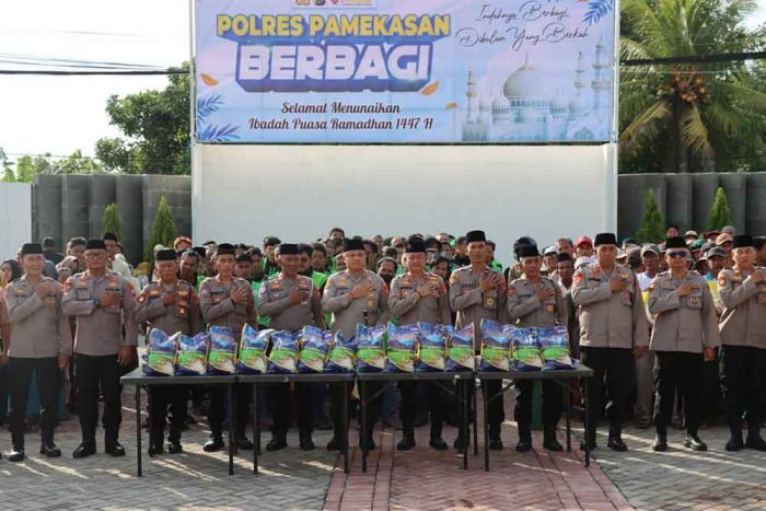 Sambut Ramadan 1447 H, Polres Pamekasan Bagikan Sembako ke Ojol hingga PKL