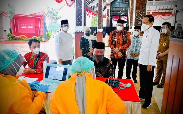 Dihadiri Presiden Jokowi, Kiai Sepuh di Sidoarjo Jalani Vaksinasi, Ketua MUI: AstraZeneca Halal