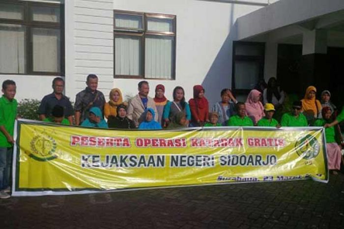 Kejari Sidoarjo Berangkatkan Warga Ikut Operasi Katarak Gratis 