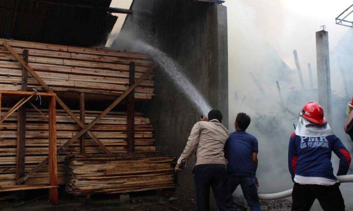 Gudang Kayu di Tulungagung Terbakar, 5 Truk Angkut Batang Kayu Balok Hangus
