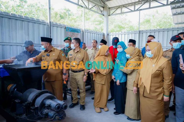 Bupati Gresik Resmikan TPS3R Penghasil Briket di Desa Sungonlegowo