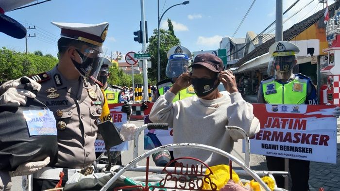 Puncaki Hari Jadi ke-65, Satlantas Polres Ngawi Bagikan Paket Sembako Secara Unik