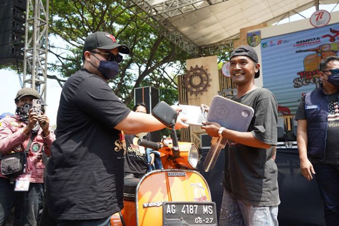 Bupati Kediri Berikan Doorprize 2 Vespa Bagi Scooterist Asal Jawa Timur