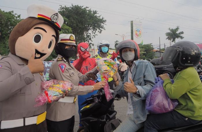 Spiderman dan Polisi Lalu Lintas Bagikan Snack dan Masker ke Pengendara di Sidoarjo